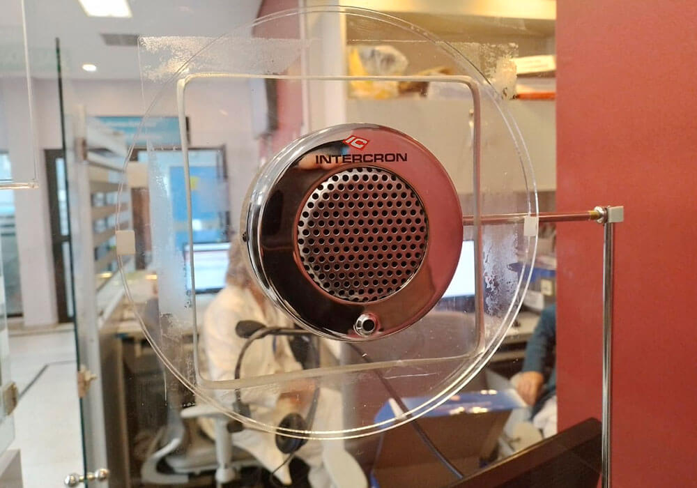 Intercomunicadores instalados en ventanillas del Hospital Alemán