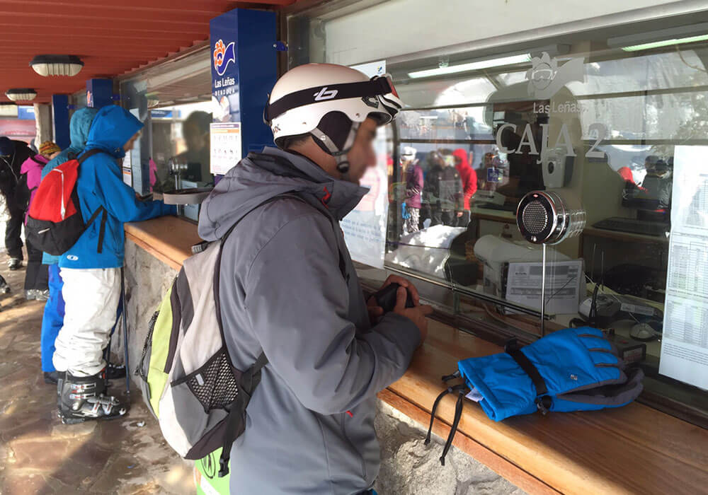 Intercomunicadores instalados en ventanillas de Centro Ski Las Leñas